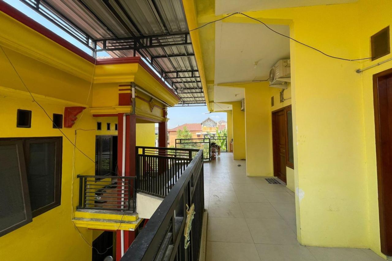 Oyo Life 93036 Eddy Homestay Syariah Lamongan Exterior photo